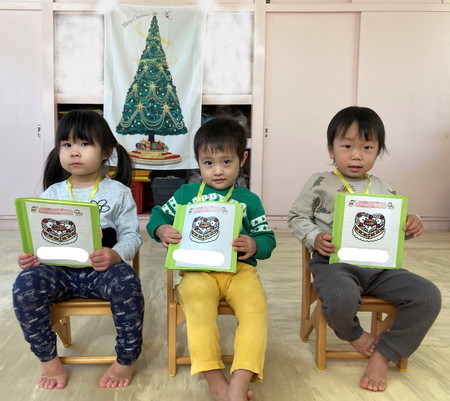 令和３　12月誕生会写真(2歳児).jpg