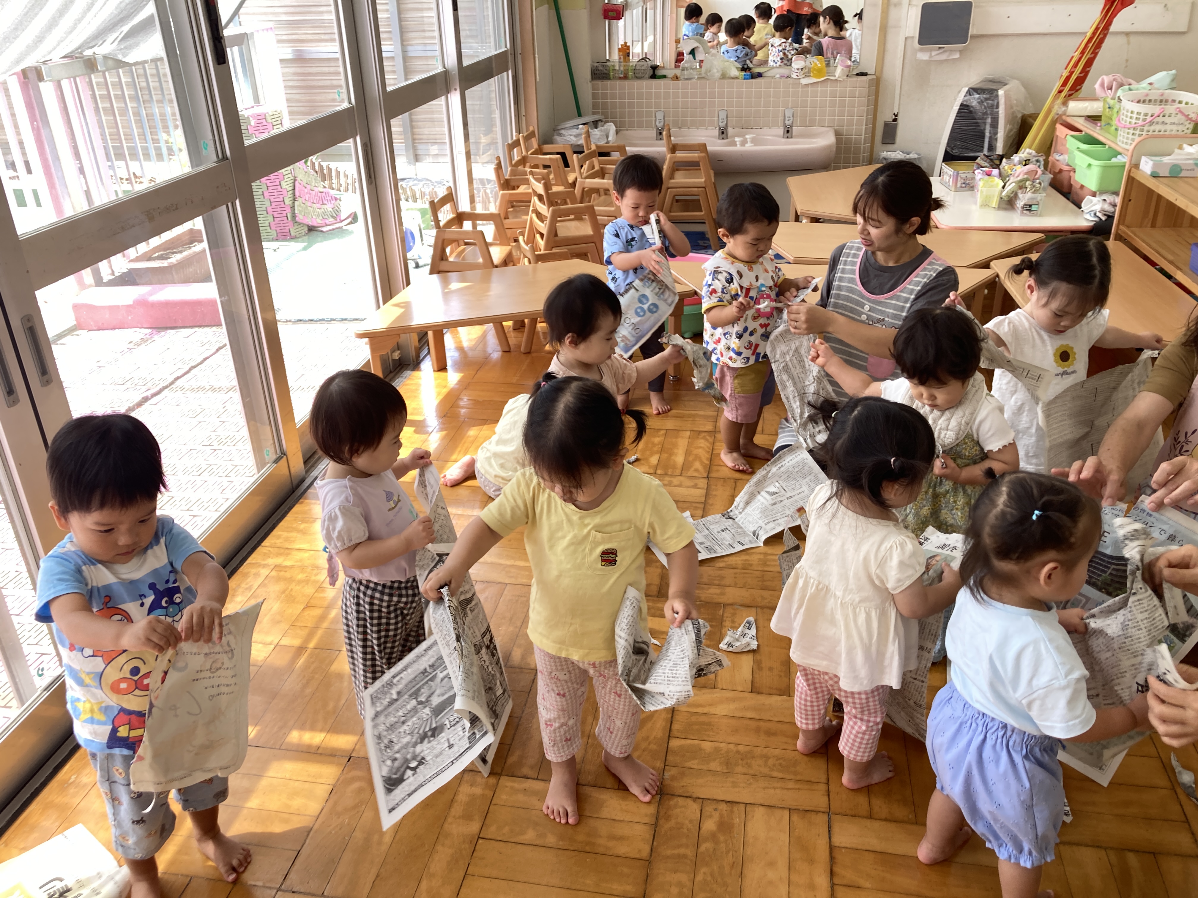 新聞紙遊び.JPG
