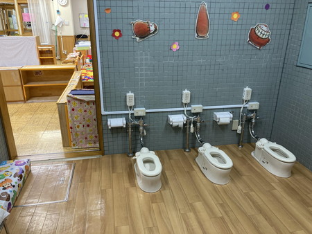 1歳つくし組トイレ.JPG