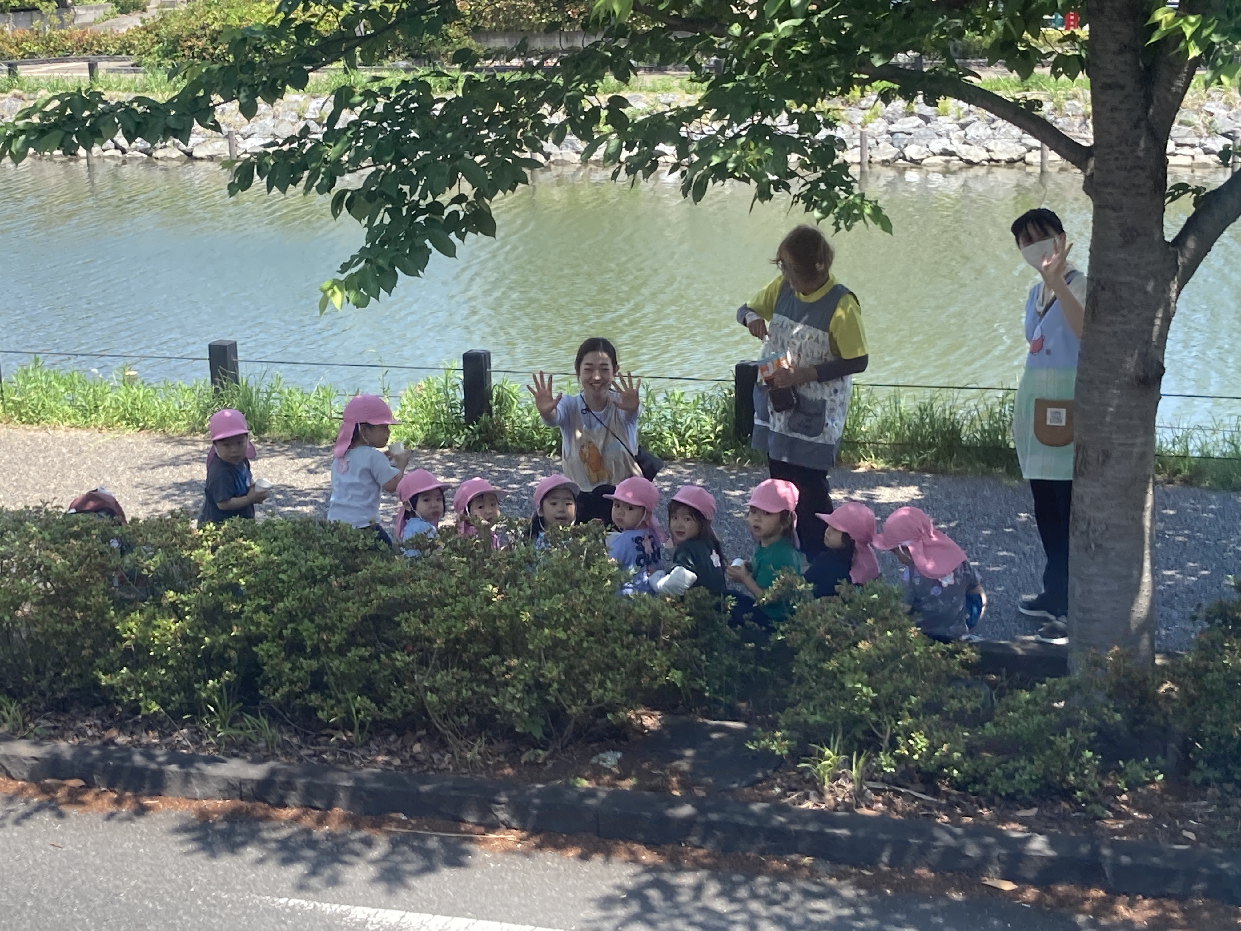 りんご組窓越し散歩」.JPG