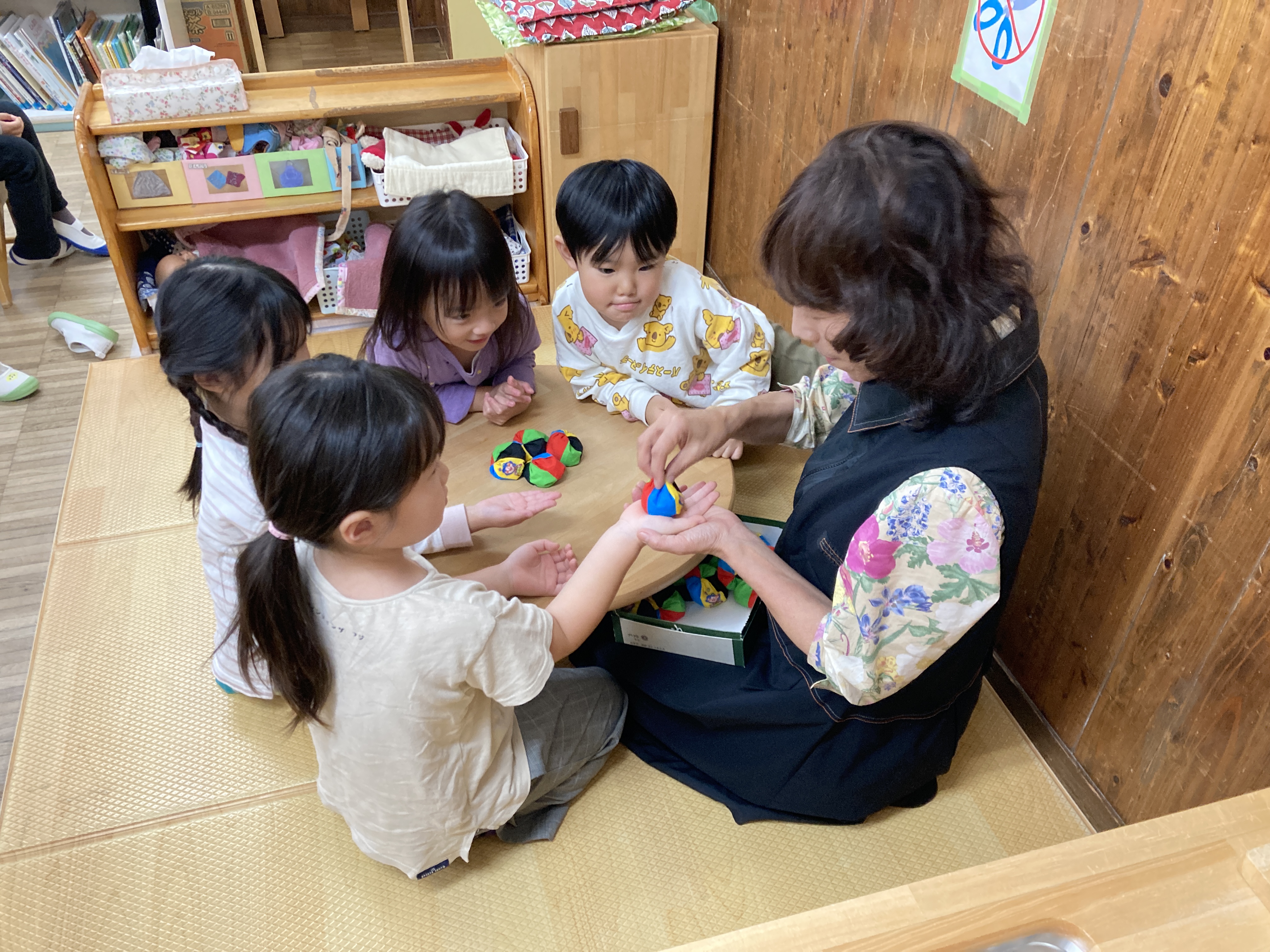 お手玉興味を持つ.jpg