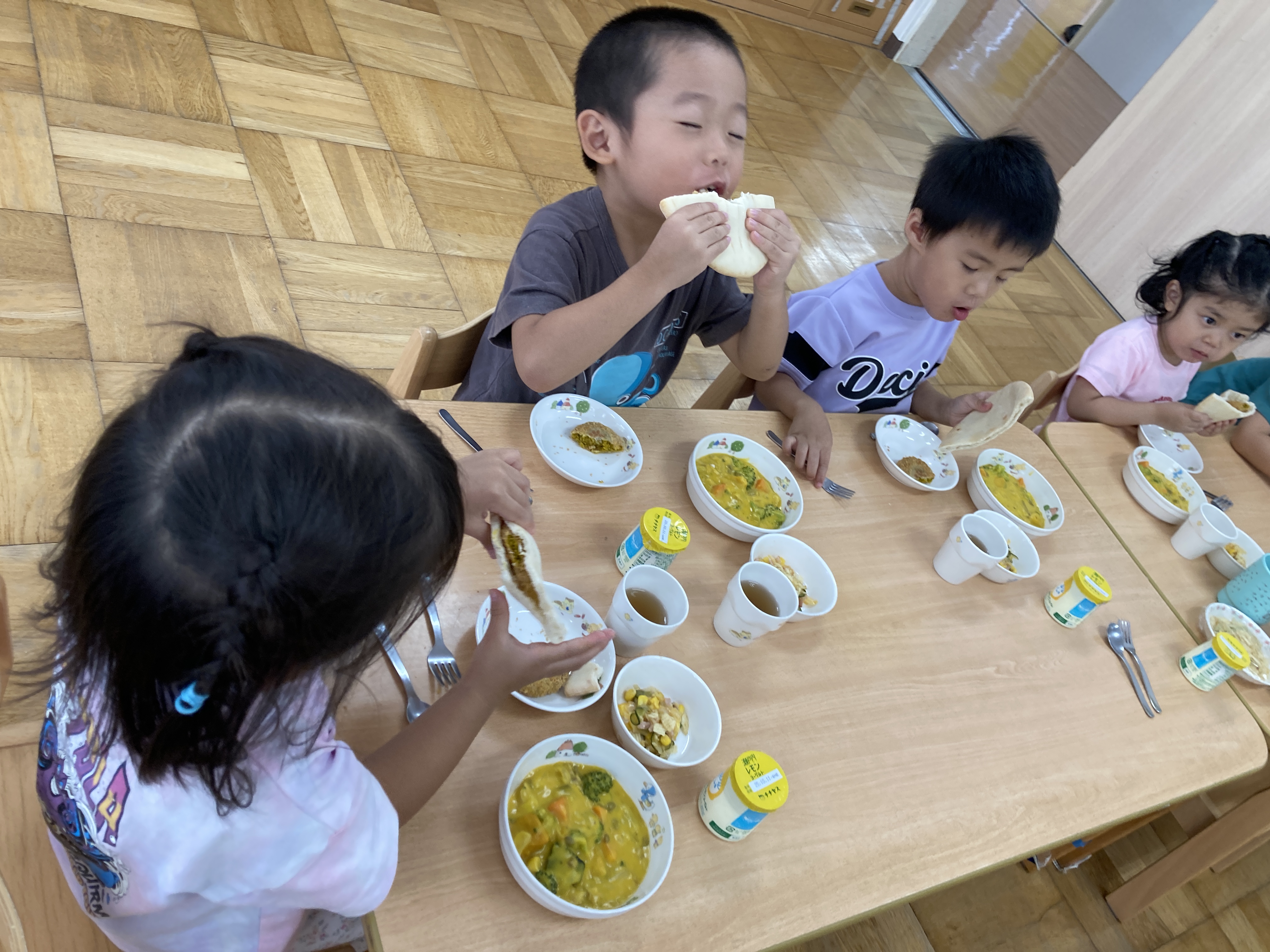３歳　給食.JPG