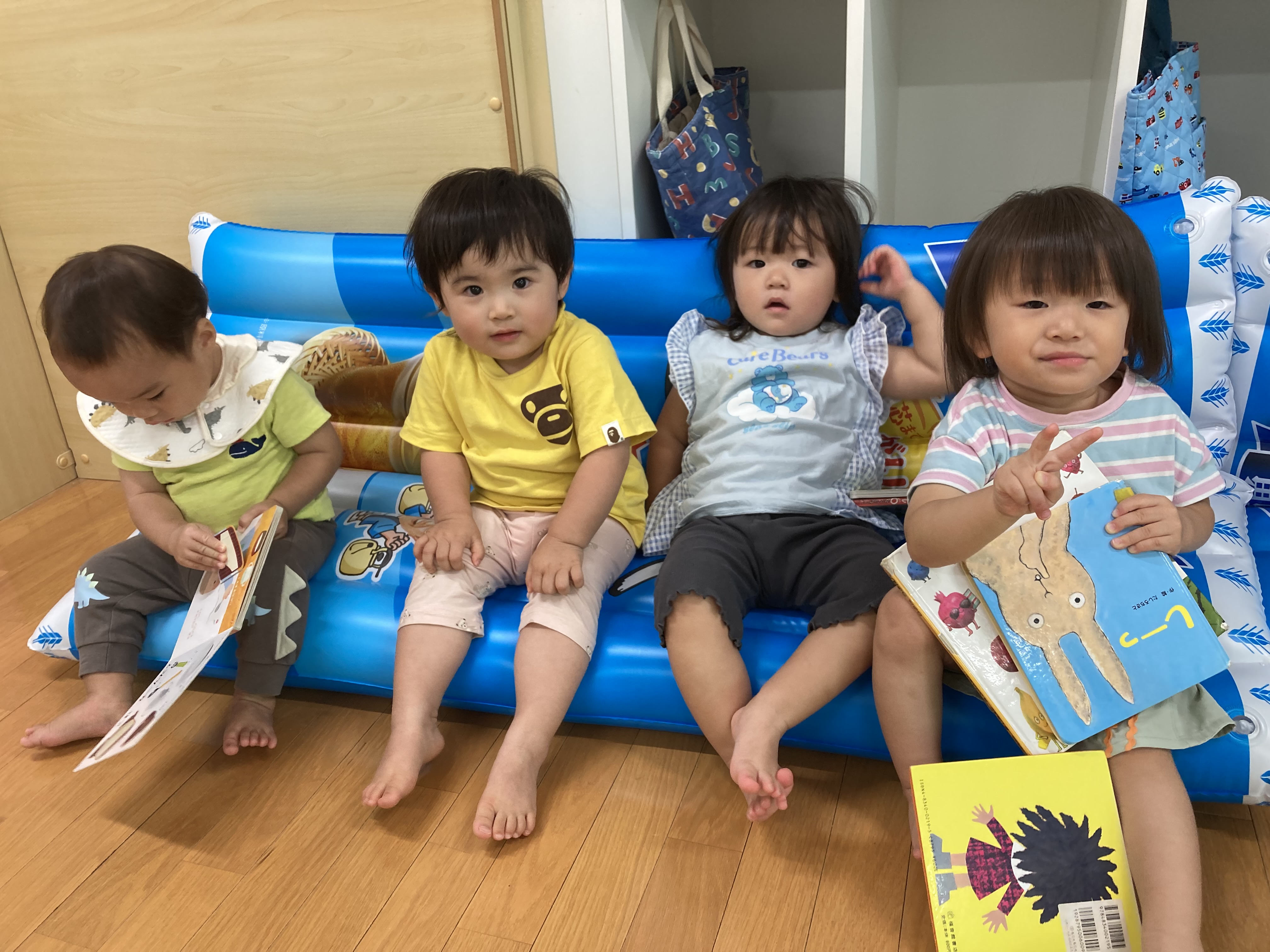 1歳　ソファーでリラックス.JPG