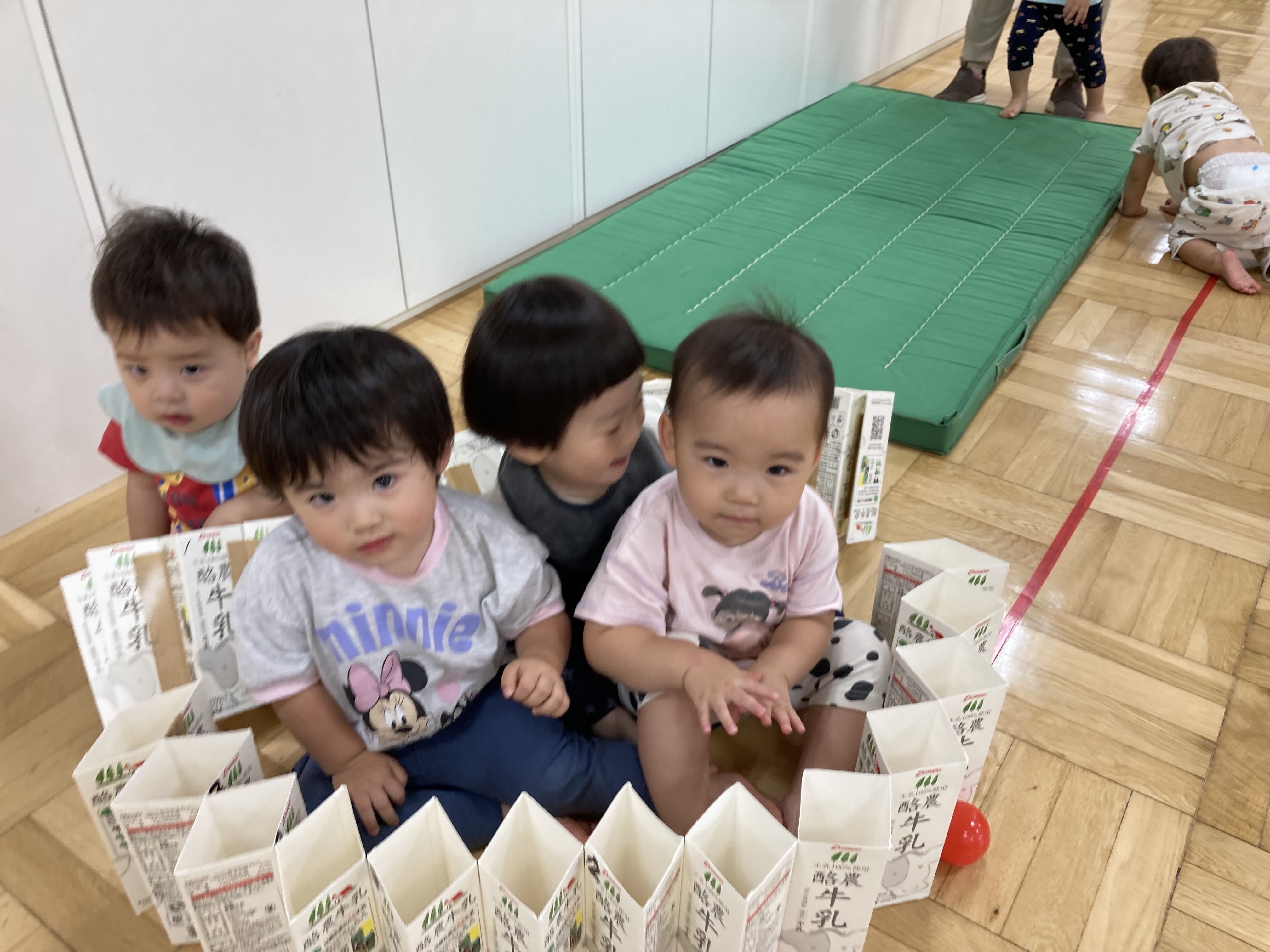 1歳　牛乳パックのお風呂.JPG