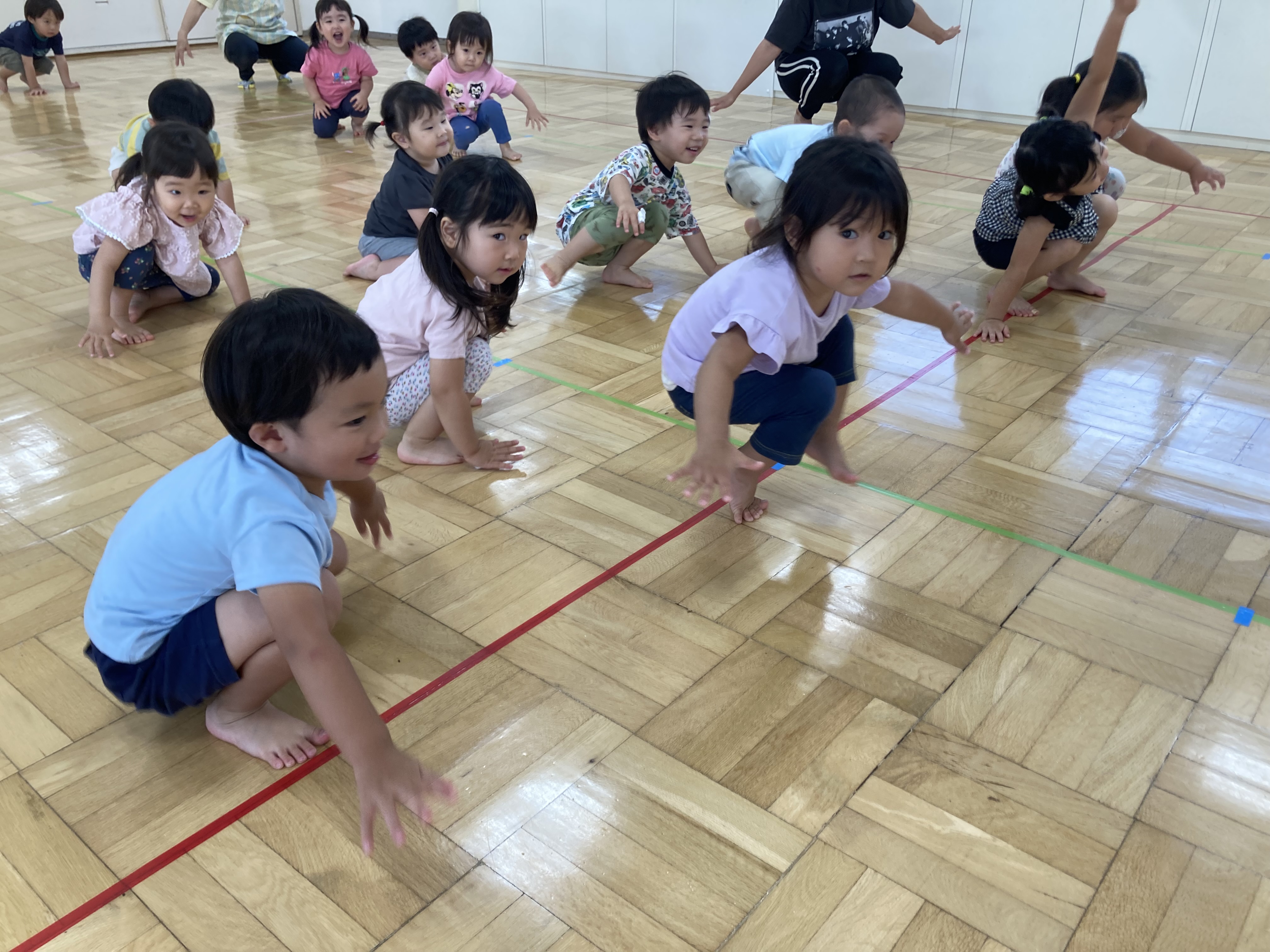 ホール２歳リズム遊び.JPG