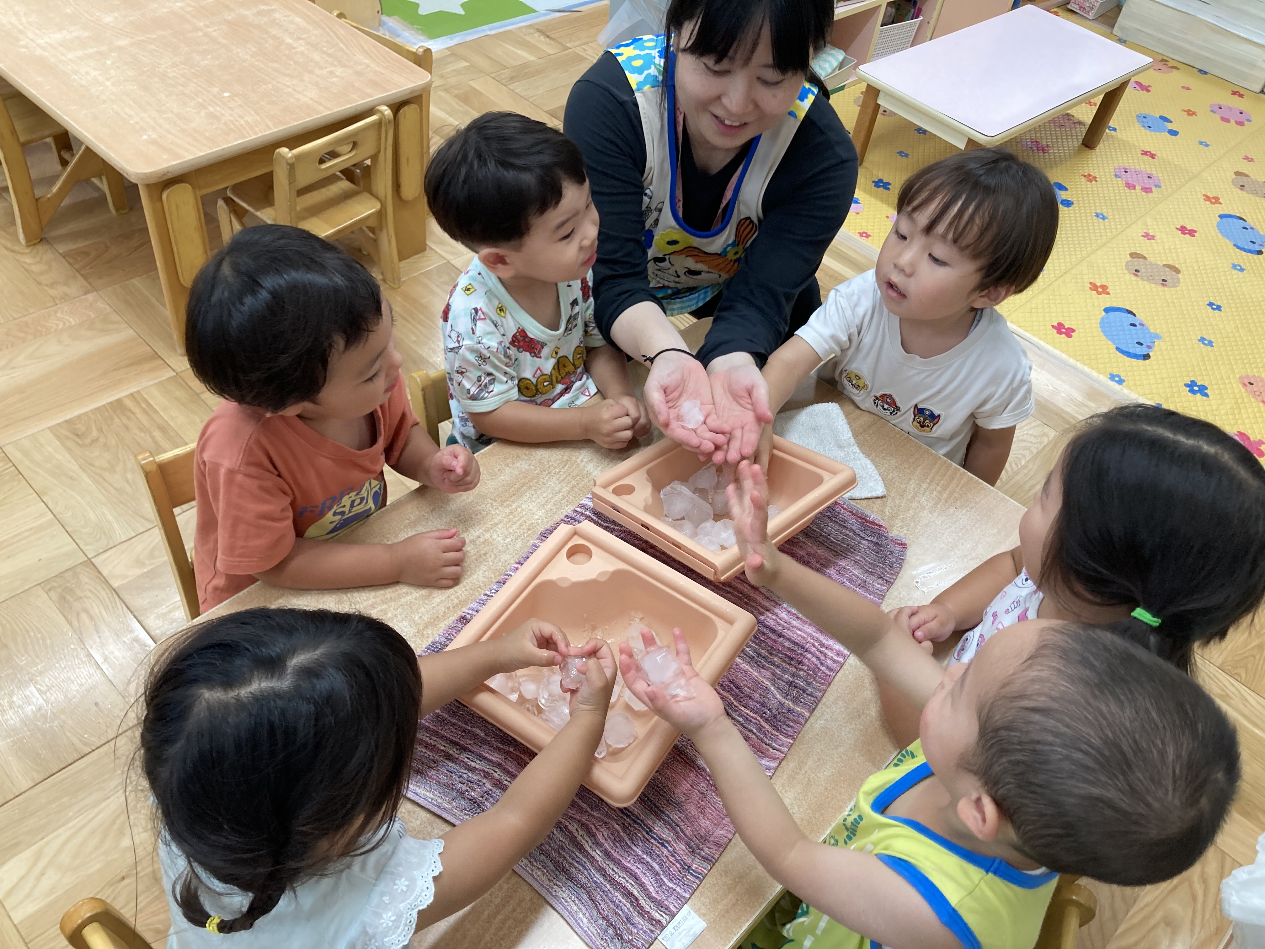 ２歳感触遊び　氷.JPG