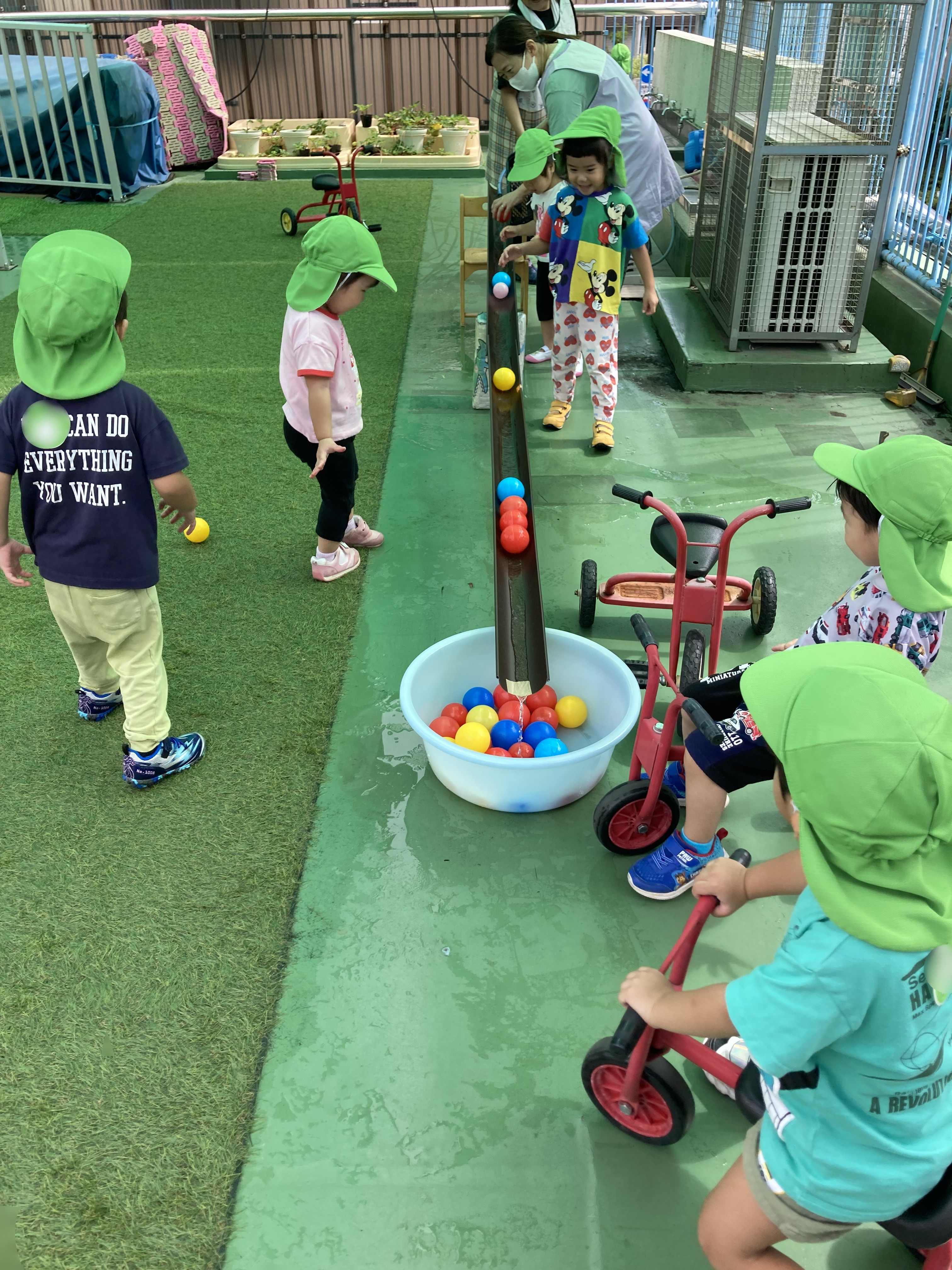 ２歳　ボール雨どい２.JPG