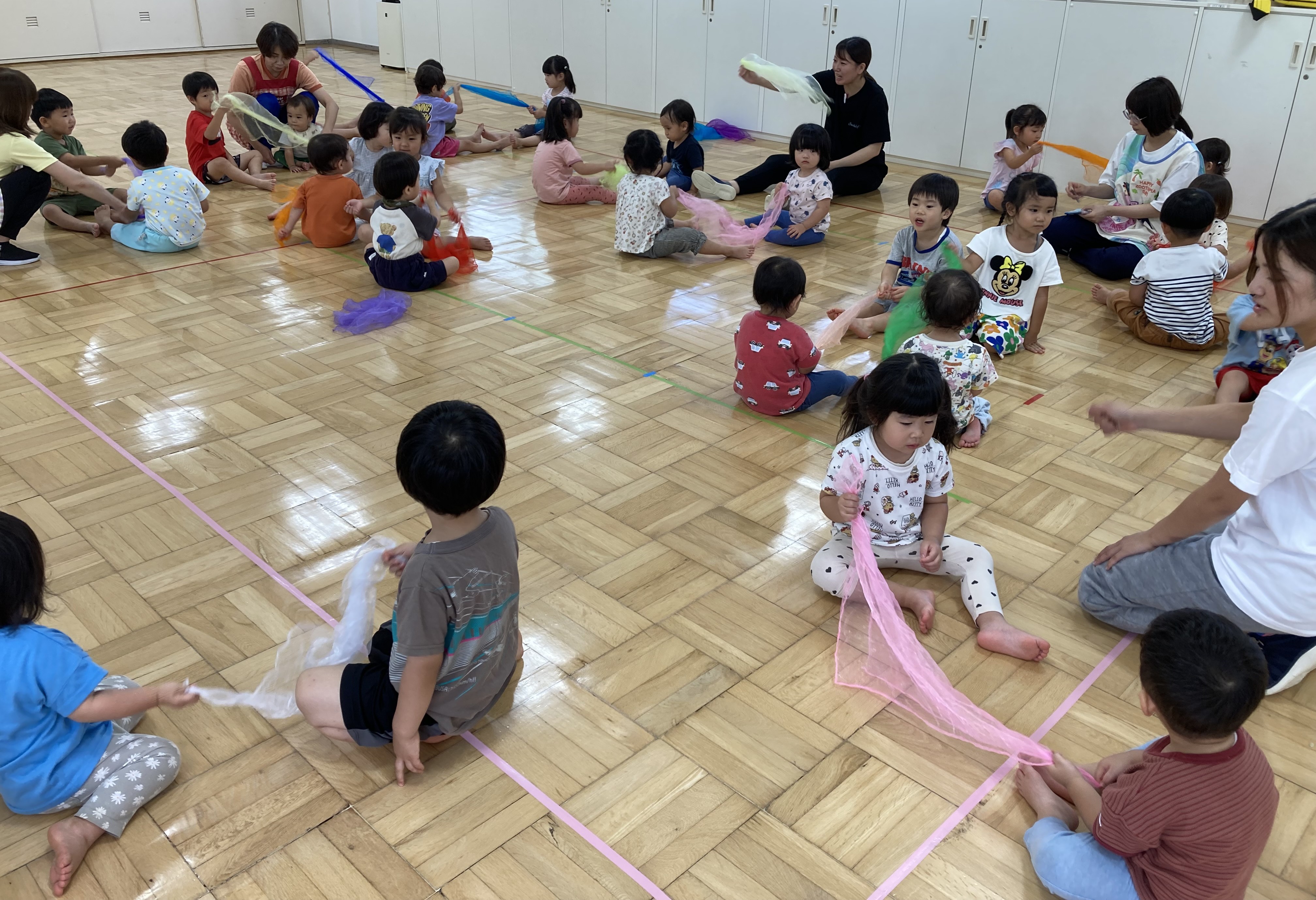 ホール1,3歳シフォン遊び.JPG