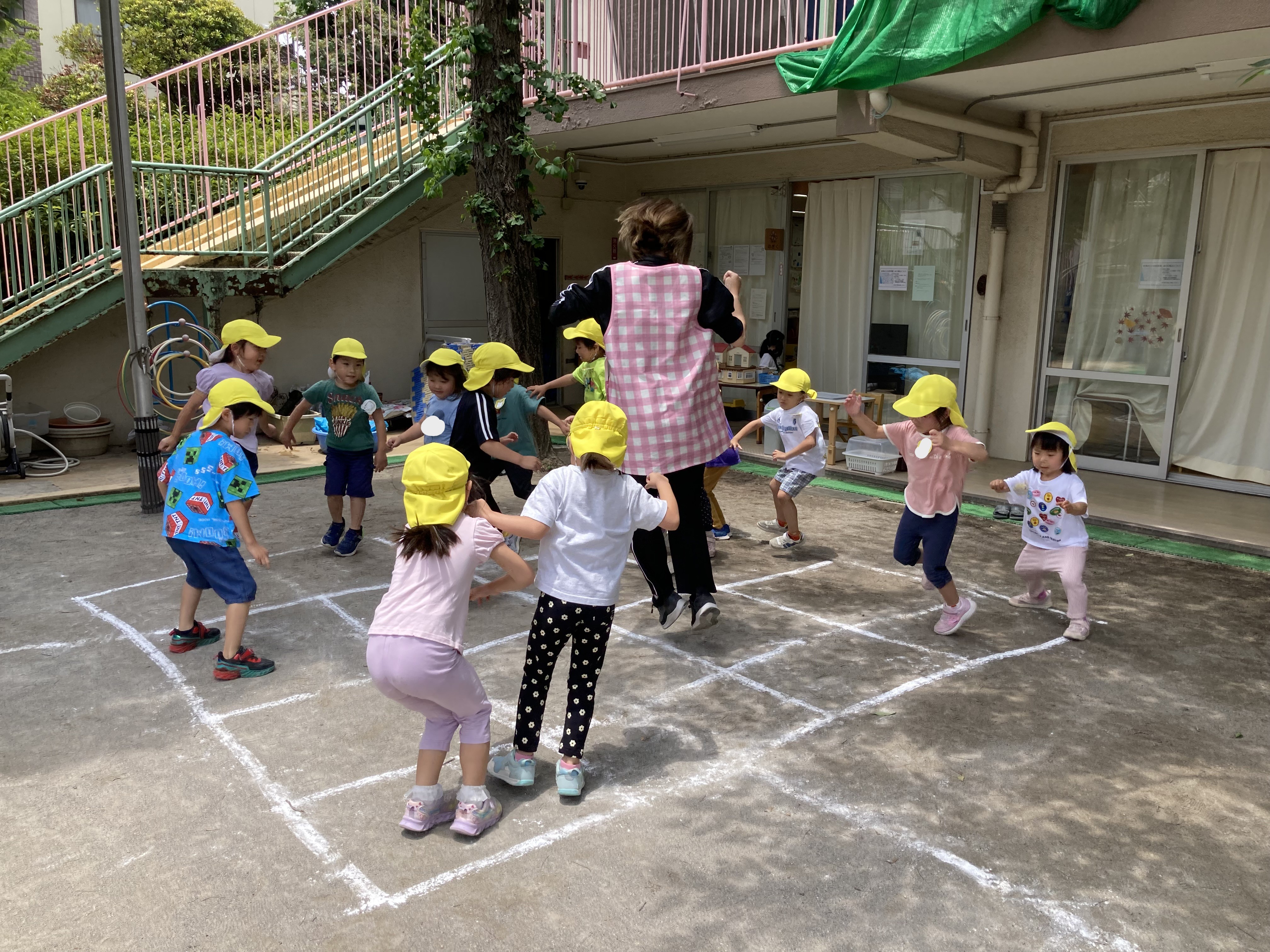 ５歳園庭遊び.JPG