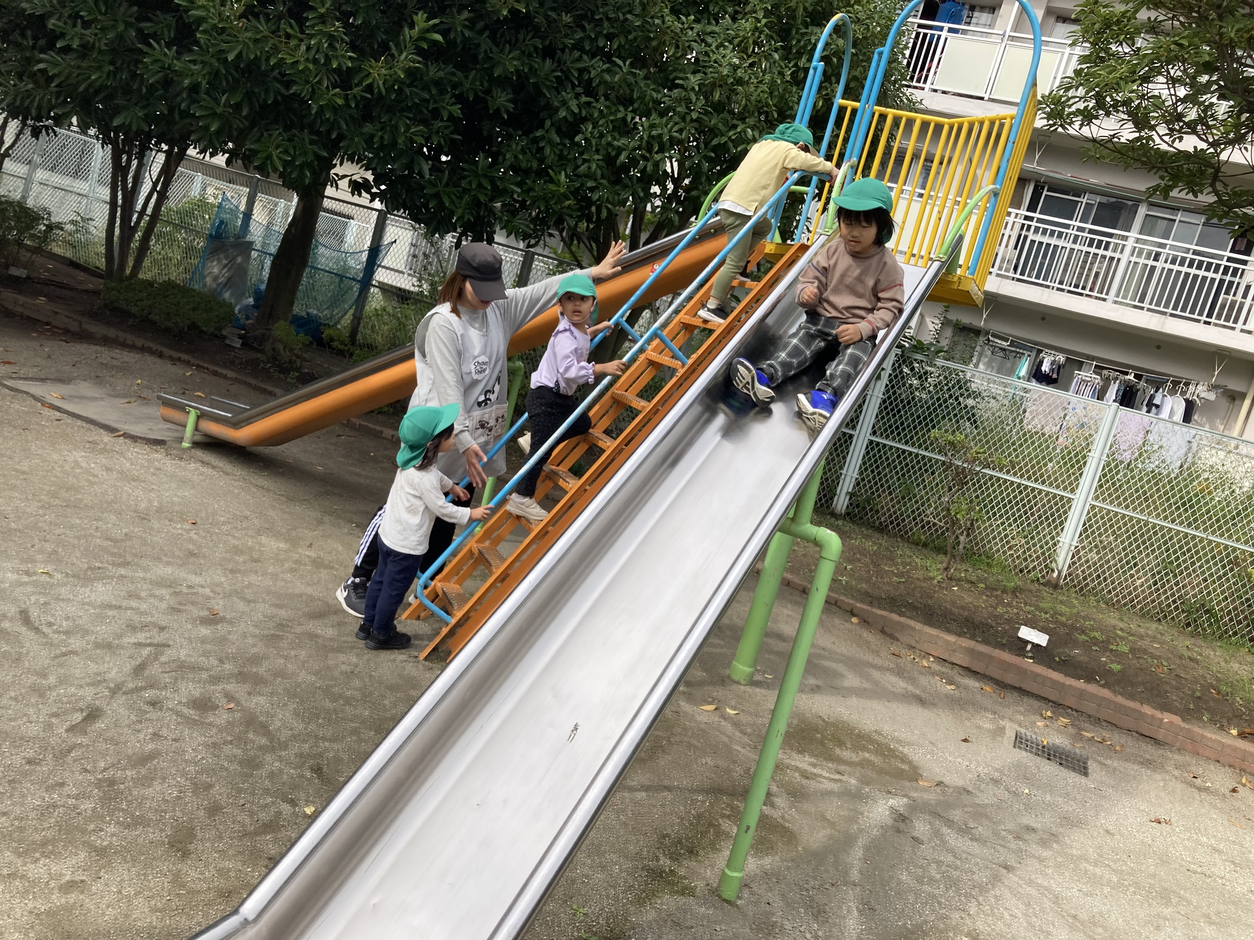 散歩（滑り台）.JPG